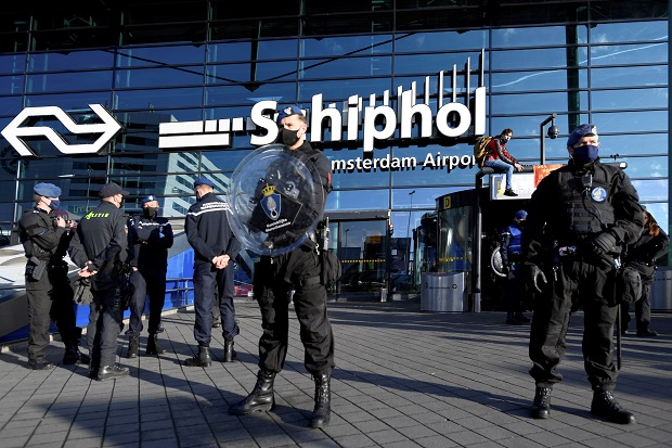 Petugas keamanan sedang berjaga-jaga di kawasan bandara di Belanda. (Foto: afp)