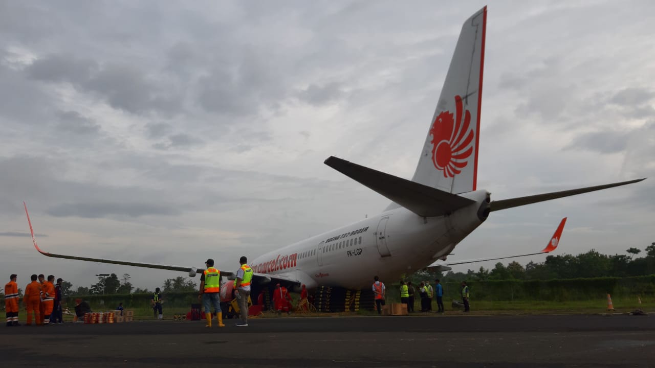 Proses evakuasi pesawat Lion Air yang tergelicir. (Foto: Lion Air)