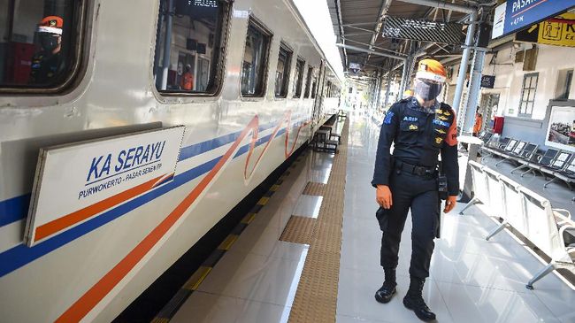 PT KAI (Persero) mewajibkan penumpang kereta api (KA) jarak jauh di Pulau Jawa wajib rapid test antigen mulai 22 Desember 2020 hingga 8 Januari 2021. Ilustrasi. (Foto: Antara/Nova Wahyudi).