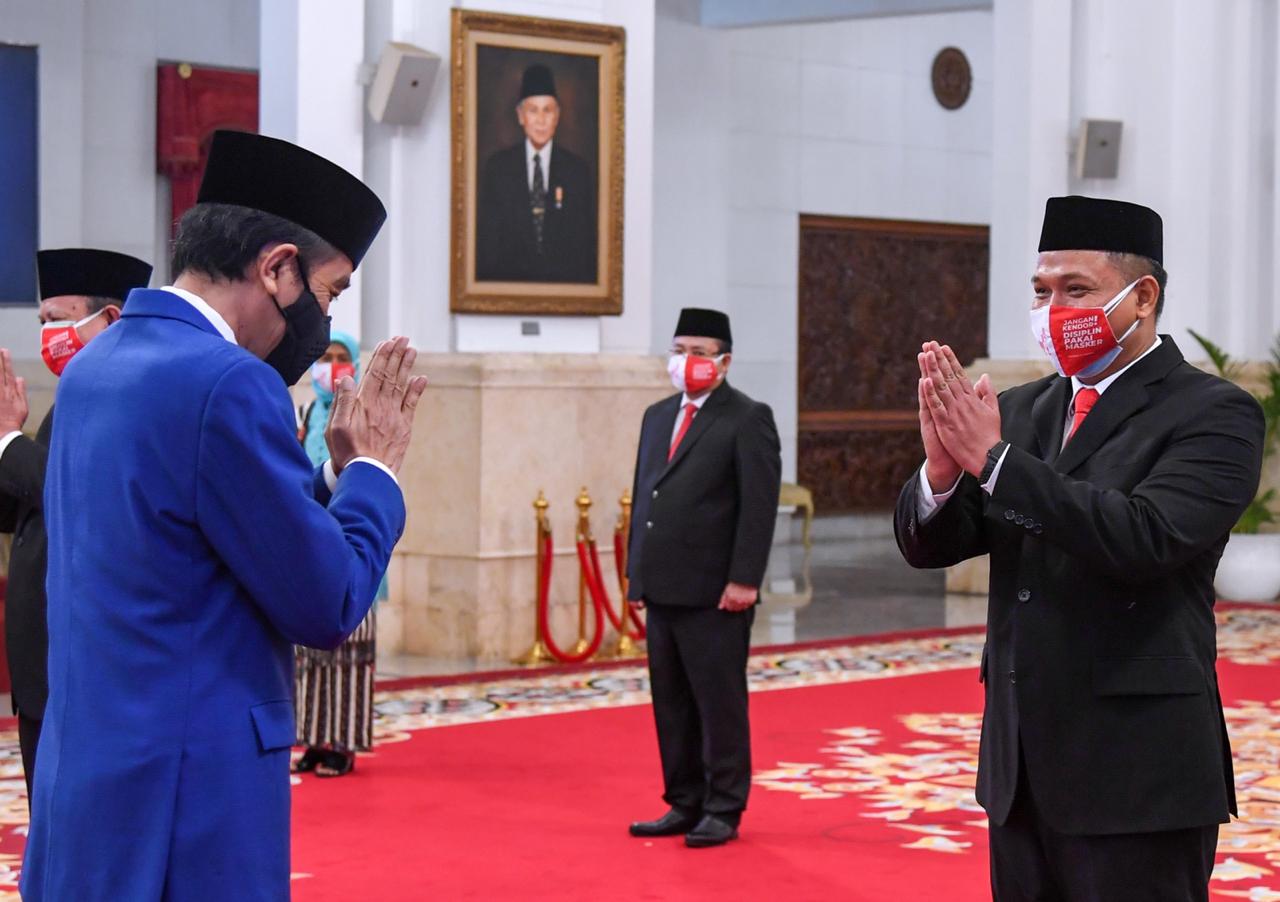 Presiden Jokowi mengucapkan selamat kepada anggota Komisi Yudisial yang baru saja dilantik. (Foto: Biro Setpres)
