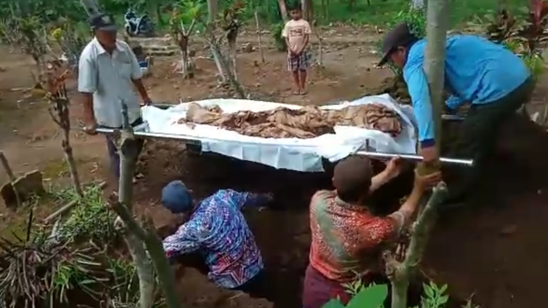 Tangkapan layar proses pemakaman ulang jenazah Mbah Soewardi (foto:istimewa)