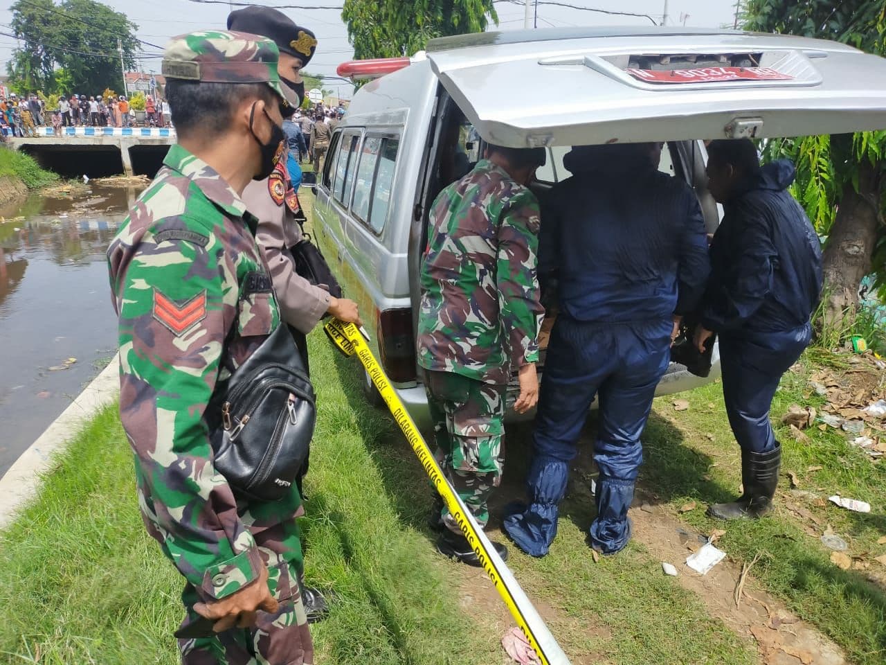 Mayat ditemukan di sungai kawasan Bundaran Gladak Serang (Gladser) Kota Probolinggo. (foto: Ikhsan Mahmudi/Ngopibareng.id)