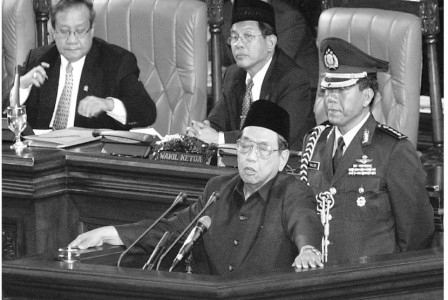 KH Abdurrahman Wahid ketika menyampaikan sumpah sebagai Presiden ke-4 RI pada Sidang Umum MPR, 1999. (Foto: Sejarah Indonesia)