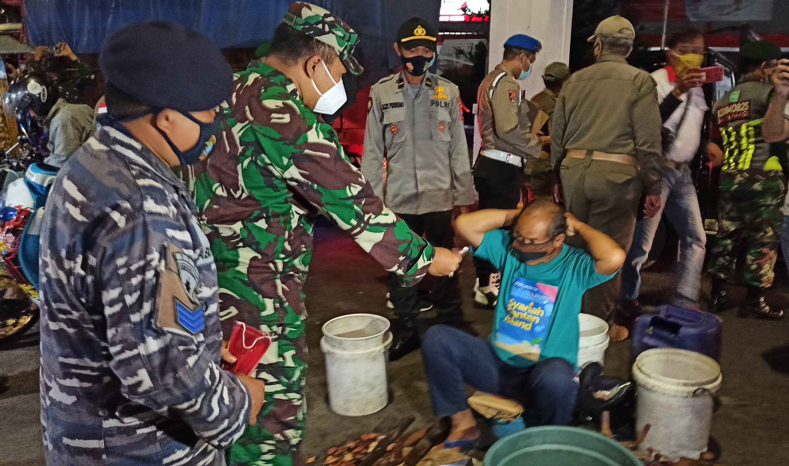 Komandan Kodim 0825 Banyuwangi, Letkol Infanteri Yuli Eko Purwanto memberikan masker pada penjual ikan di pasar induk Banyuwangi. (Foto: Muh Hujaini/Ngopibareng.id)