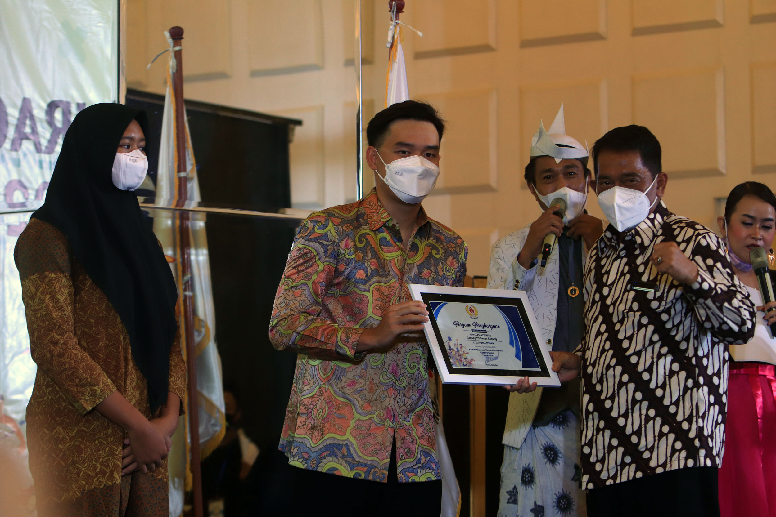 Ketua KONI Surabaya, Hoslih Abdullah memberi penghargaan kepada atlet putra terbaik William Loekito di Surabaya, Selasa 22 Desember 2020. (Foto: Fariz Yarbo/Ngopibareng.id)