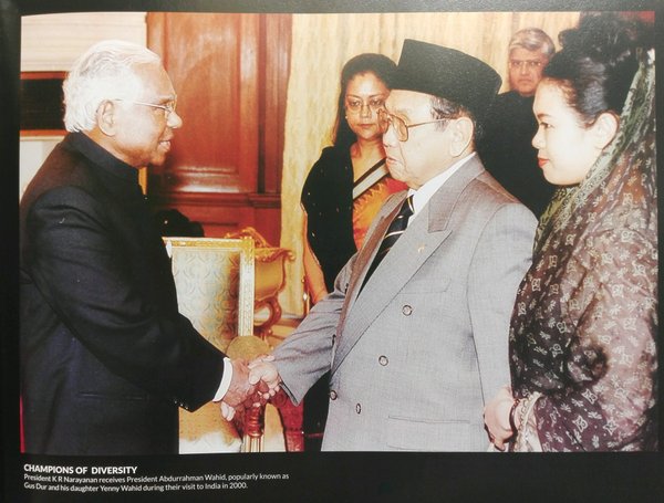 Presiden Abdurrahman Wahid ketika bertemu Perdana Menteri India, Atal Behari Vajpayee dalam pertemuan di New Delhi, India, 8 February 2000. (Foto: dok/Ngopibareng.id)