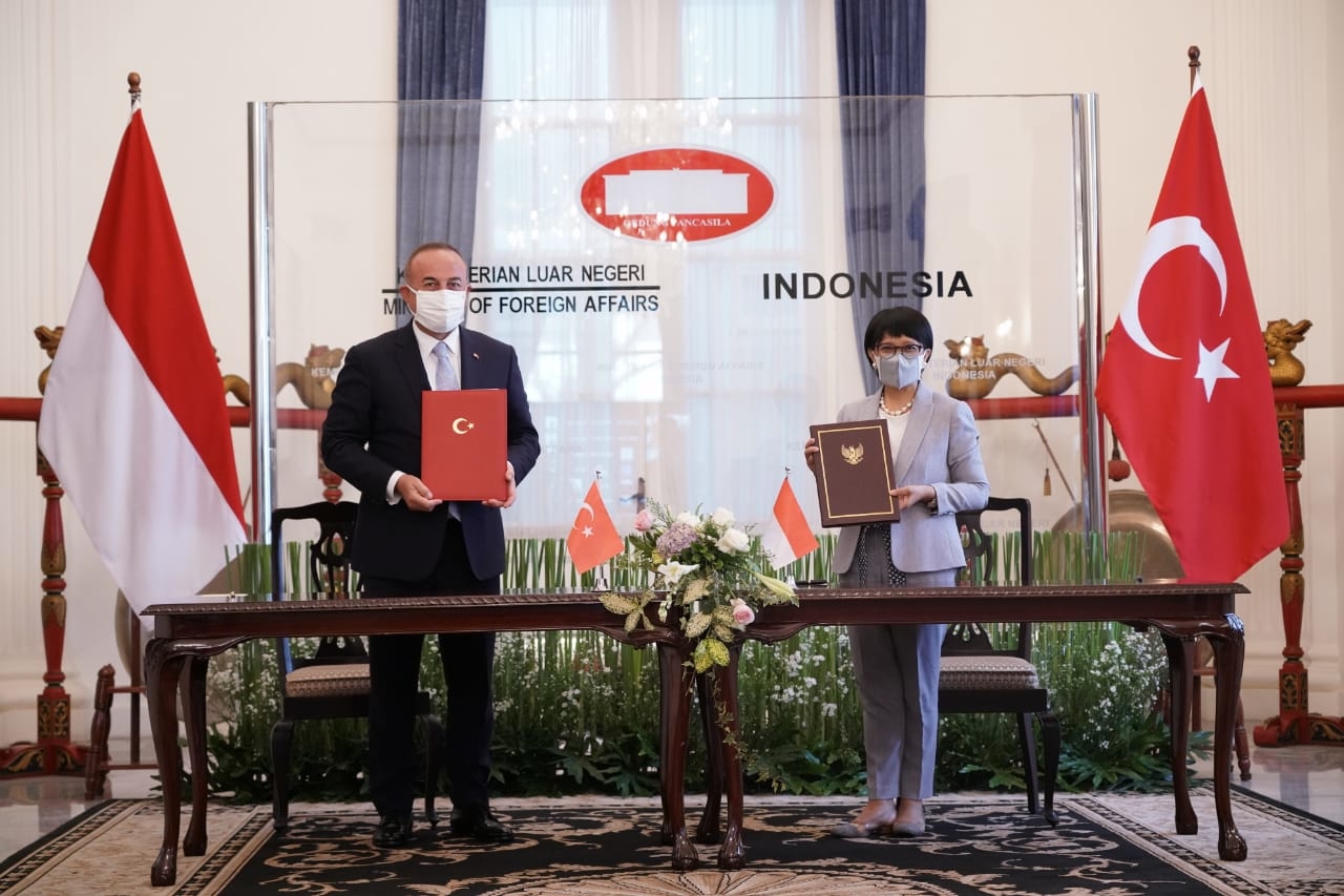 Menteri Luar Negeri (Menlu) RI Retno Marsudi dan Menlu Turki Mevlüt Çavuşoğlu, di Jakarta, 22 Desember 2020. (Foto: kemlu-ri)