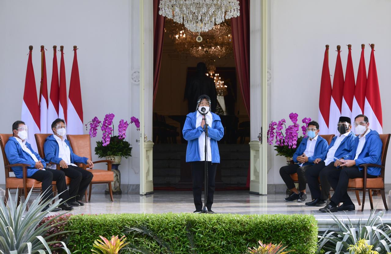 Walikota Surabaya Tri Rismaharini saat diperkenalkan sebagai Menteri Sosial RI, menggantikan Juliari Batubara yang tersandung kasus dugaan korupsi bansos, Selasa 22 Desember 2020. (Foto: Dok. Setpres)