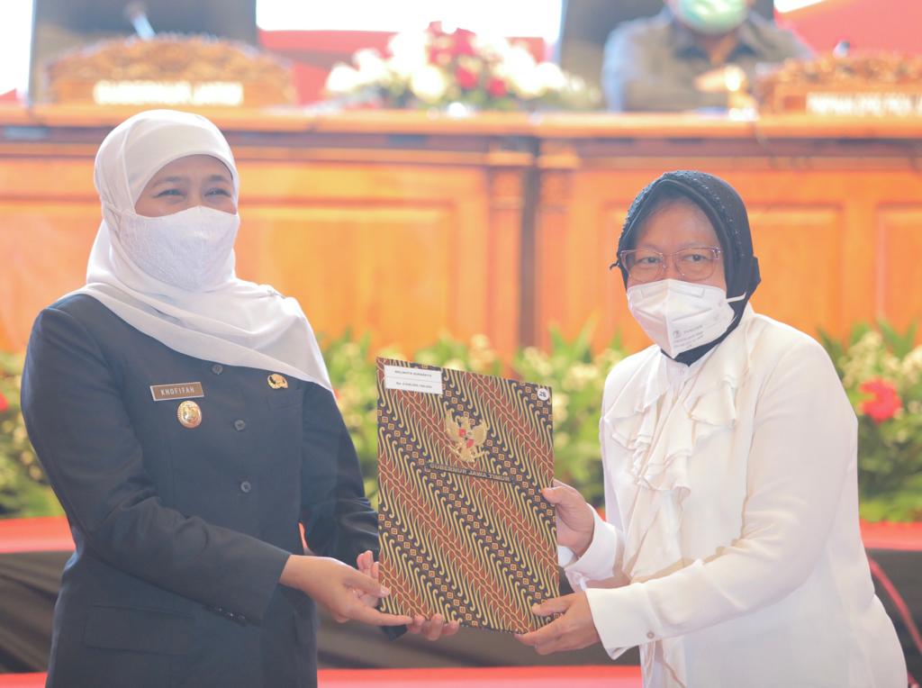 Gubernur Jatim, Khofifah Indar Parawansa saat menyerahkan DIPA kepada Tri Rismaharini sebagai Walikota Surabaya. (Foto: Istimewa)