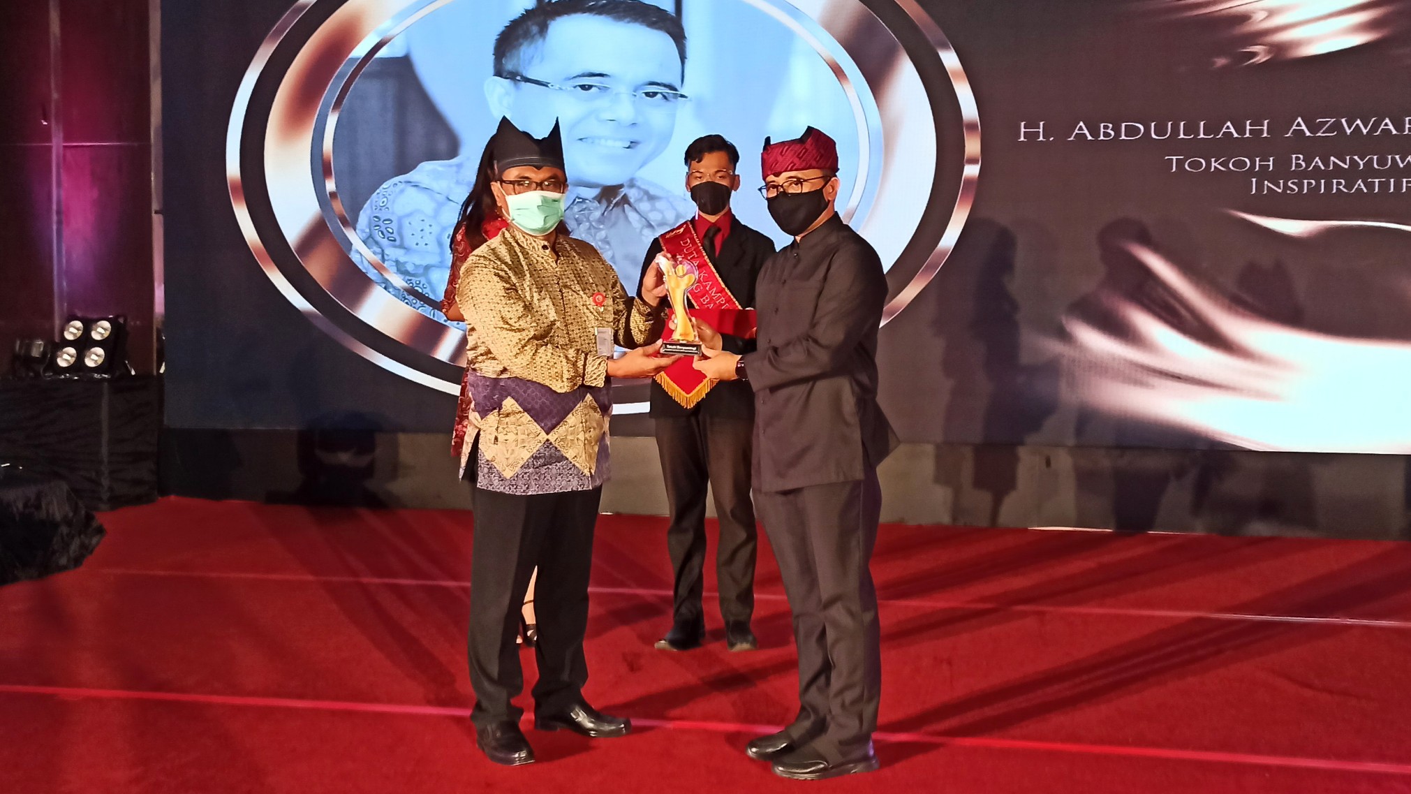 Bupati Banyuwangi menerima penghargaan sebagai tokoh Banyuwangi Inspiratif. (Foto: Muh. Hujaini/Ngopibareng.id)