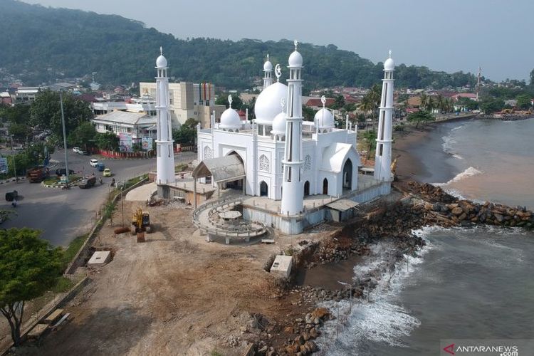 Masjid di tepi pantai di Kota Padang, Sumatera Barat. (Foto: Istimewa)