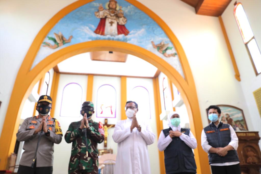 Gubernur Jawa Timur Khofifah Indar Parawansa saat melakukan pemantauan Gereja jelang Natal. (Foto: Pemprov Jawa Timur)