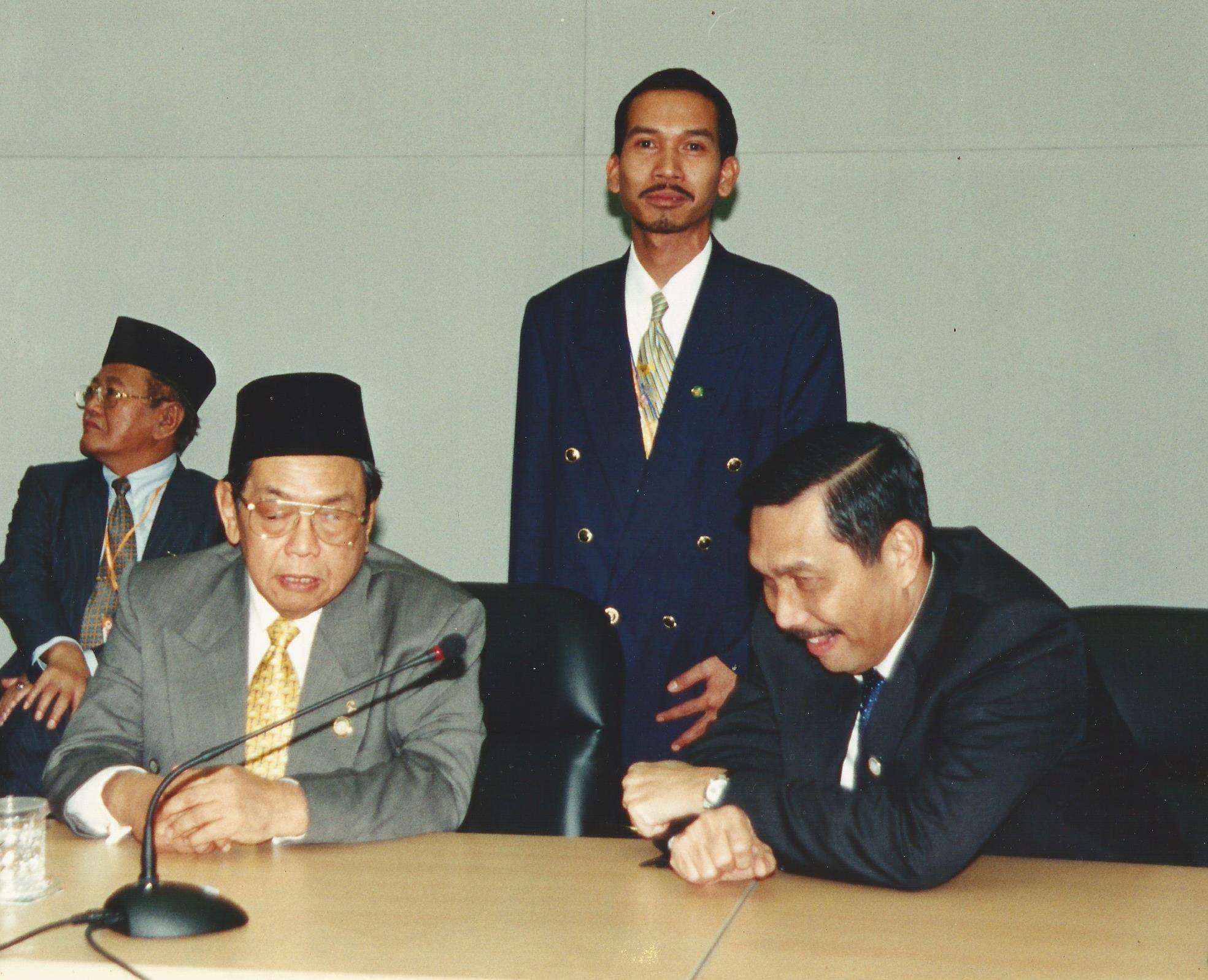 Presiden Abdurrahman Wahid bersama Luhut Binsar Panjaitan. (Foto: Istimewa)