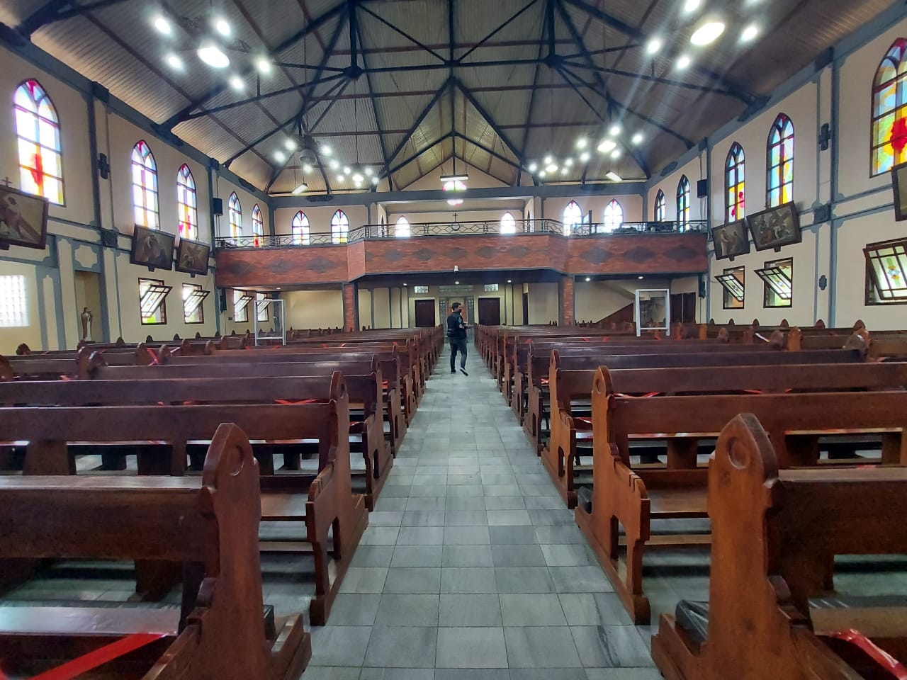 Suasana di dalam Gereja Santa Maria Tak Bernoda atau yang dikenal dengan Gereja Jago, Kecamatan Lawang, Kabupaten Malang (Foto: Lalu Theo/ngopibareng.id) 
