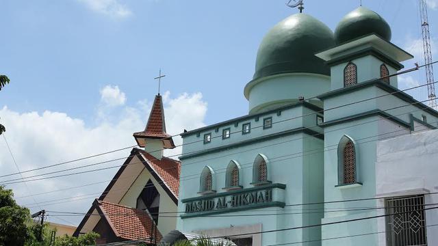Masjid Al Hikmah Joyodiningratan, Solo, dan Gereja Kristen Jawa (GKJ) Joyodiningratan, sama-sama beralamat di Jalan Gatot Subroto 222, Solo.(Foto: Istimewa)