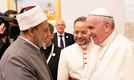 Al-Syeikh Al-Akbar Al Azhar University, Prof Dr Ahmad Al Tayeb saat bersama Paus Fransiskus. (Foto: Istimewa)