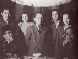 Chalid Salim (tengah) dan keluarga besar Hadji Agus Salim. (Foto: biografi Agus Salim)