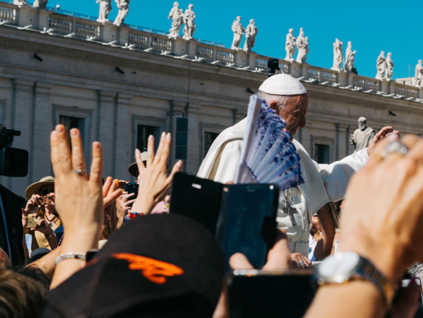 Paus Fransiskus memimpin Misa Malam Natal di Vatikan secara sederhana. (ilustrasi/unsplash.com)