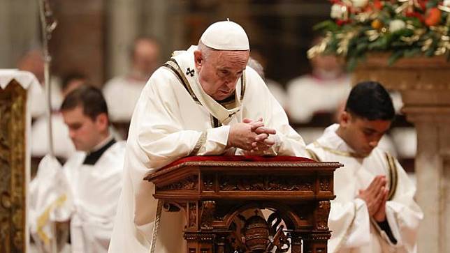 Paus Fransiskus saat misa Natal di Tahta Suci Vatikan. (Foto: Istimewa)