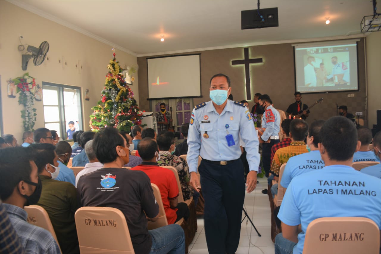 Para warga binaan saat menjalankan ibadah Misa Natal di Gereja Pembaharuan Lapas Lowokwaru Klas I Malang. (Foto: istimewa) 