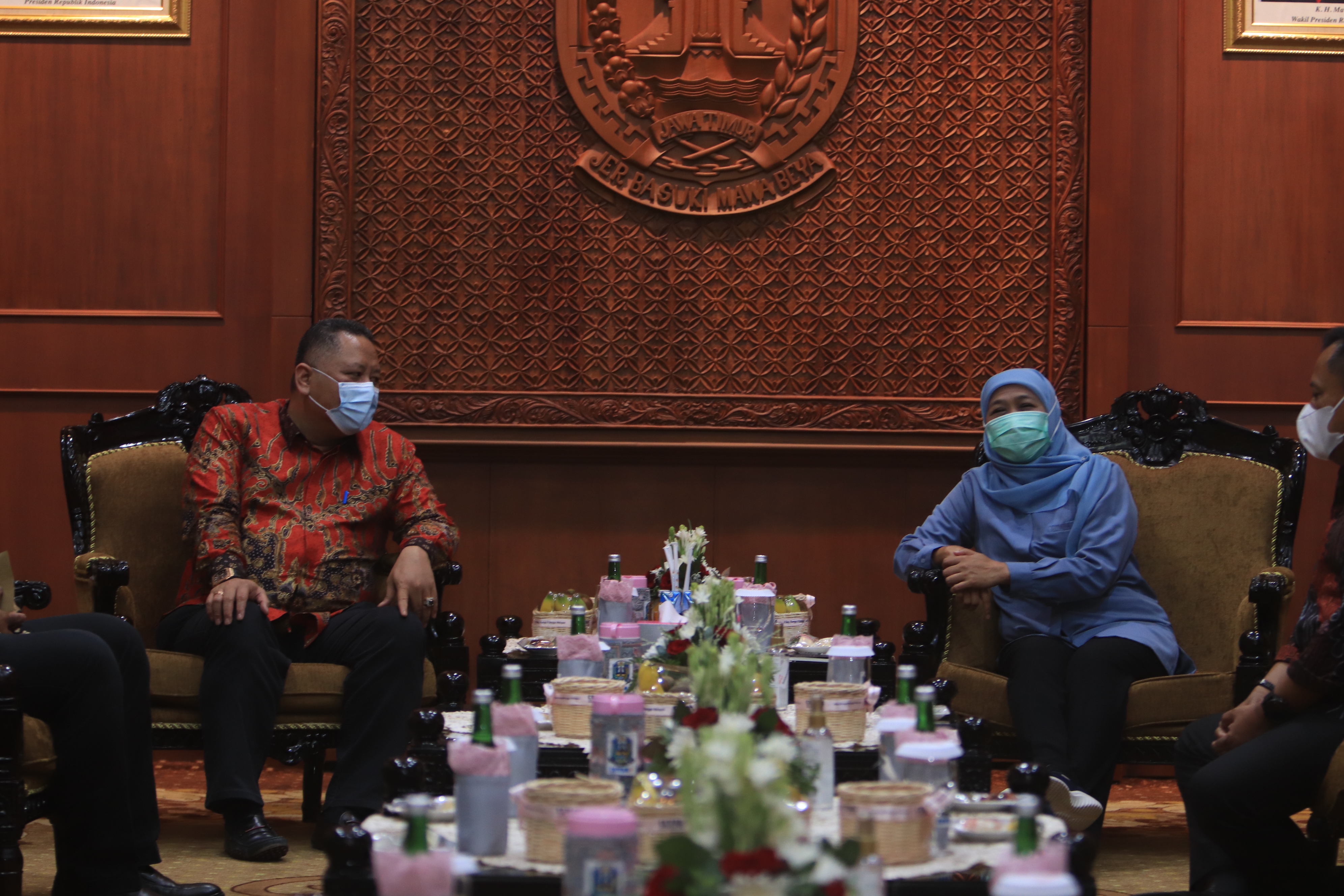 Gubernur Jatim, Khofifah Indar Parawansa (kanan) berbincang dengan Plt Walikota Surabaya Whisnu Sakti Buana di Gedung Negara Grahadi, Surabaya, Jumat 25 Desember 2020. (Foto: Fariz Yarbo/Ngopibareng.id)