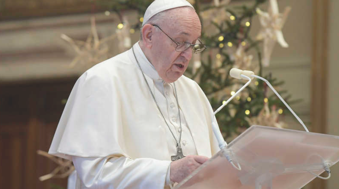Paus Fransiskus menyampaikan pesan Urbi et Orbi di dalam kompleks Vatikan. (Intvestor Daily)