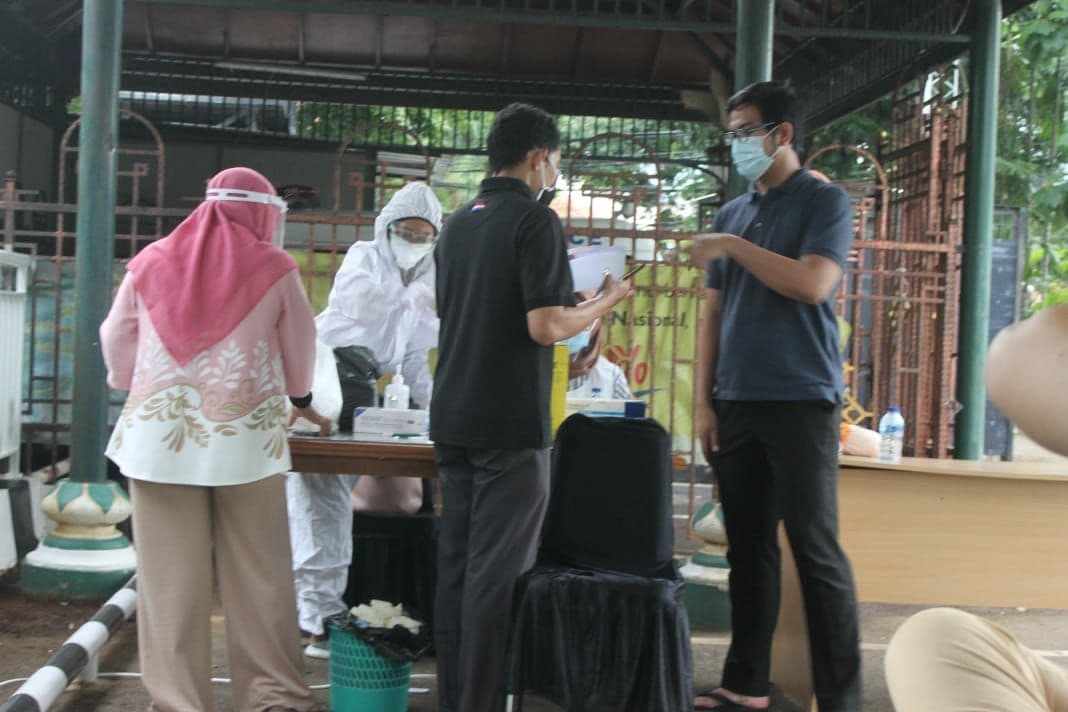 Layanan rapid tes Antigen di Halaman Masjid Agung Sunda Kelapa Menteng, Jakarta Pusat. ( foto: asmanu/ngopibareng.id)