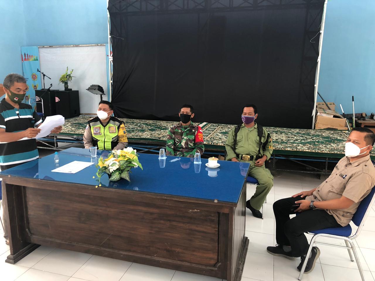 Kepala Kantor Kelurahan Burengan, Kediri, Adi Sutrisno bersama petugas gabungan Satpol PP dan polisi. (Foto: Istimewa)