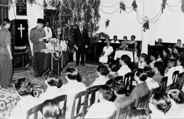 Bung Karno ketika menghadiri perayaan Natal di Jakarta, 1963. (Foto: Istimewa)