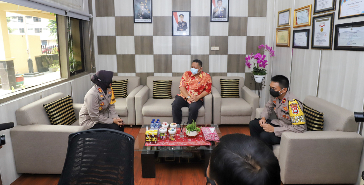 Plt Walikota Surabaya Whisnu Sakti Buana ketika bertemu Kapolres Pelabuhan Tanjung Perak AKBP Ganis Setyaningrum. (Foto: Humas Pemkot)