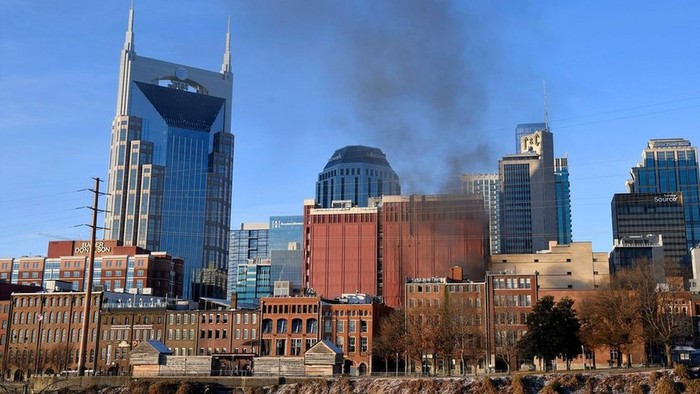 Polisi mengevakuasi gedung-gedung di dekatnya pada perayaan Natal di pusat kota Nashville, Amerika Serikat. (Foto: 