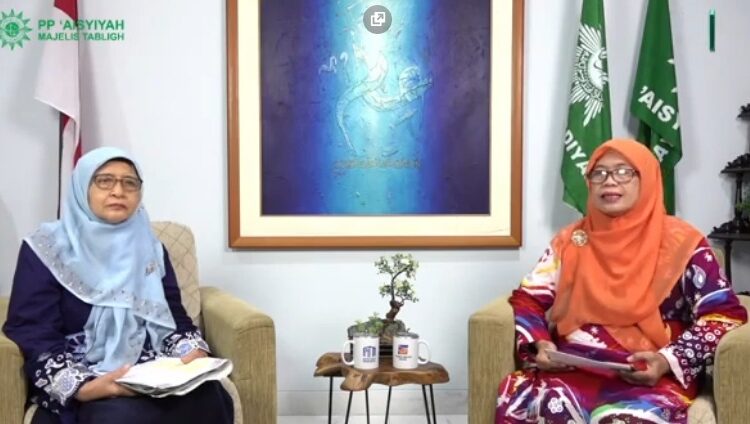 Ketua Majelis Tabligh PP ‘Aisyiyah Cholifah Sukri dan Ketua PP Aisyiyah Siti Nordjannah Djohantini. (Foto: Istimewa)