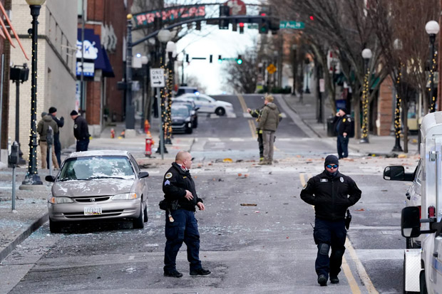 Petugas kegawatdaruratan bekerja di dekat lokasi ledakan di pusat kota Nashville, Tennessee, Amerika Serikat, Jumat 25 Desember 2020. (Foto: voa)