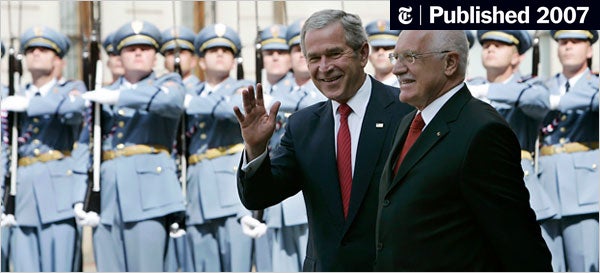Presiden AS George W Bush bersama Presiden Republic Czech, Vaclav Klaus. (Foto: Reuters)