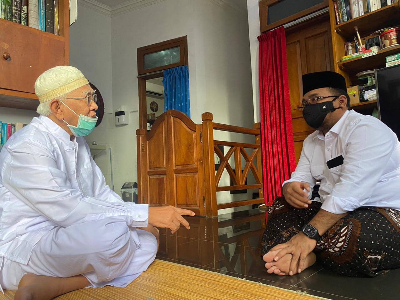 KH Ahmad Mustofa Bisri bersama Menag Yaqut Cholil Qoumas di Rembang. (Foto: Istimewa)