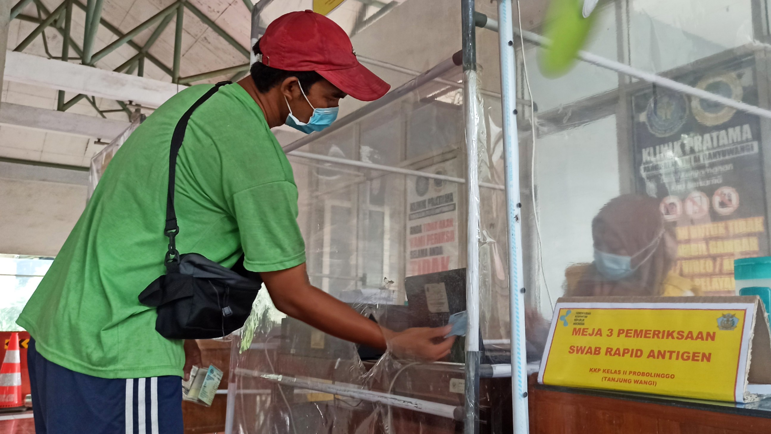 Seorang sopir logistik mendaftar diri untuk melakukan rapid test antigen gratis di terminal Sritanjung, Banyuwangi (foto: Muh Hujaini/Ngopibareng.id) 