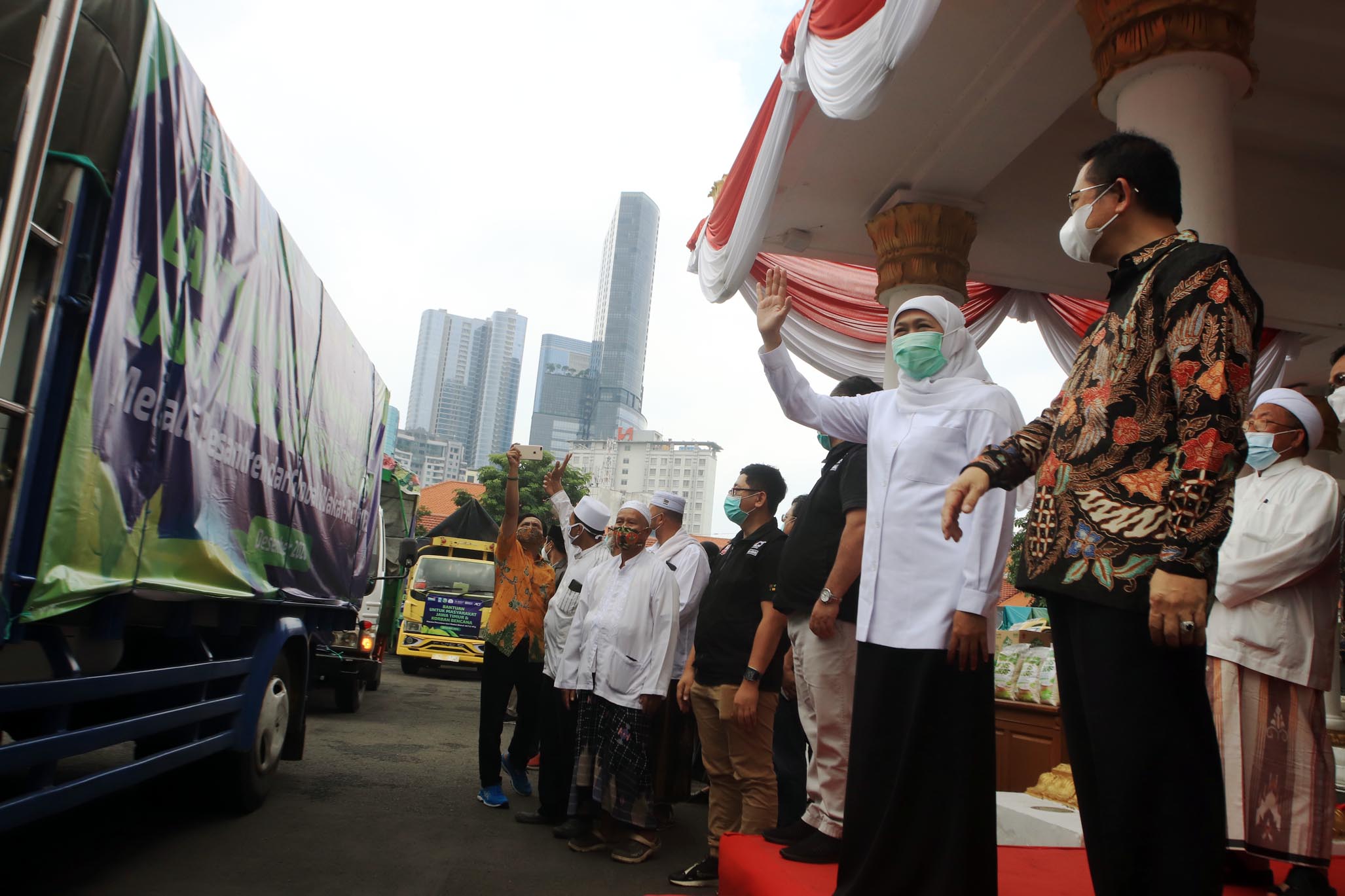 Gubernur Jawa Timur (Jatim), Khofifah Indar Parawansa ketika melepas bantuan 100 ton beras serta 10.000 karton air mineral wakaf di Gedung Negara Grahadi, Surabaya, Minggu 27 Desember 2020. (Foto: Istimewa)