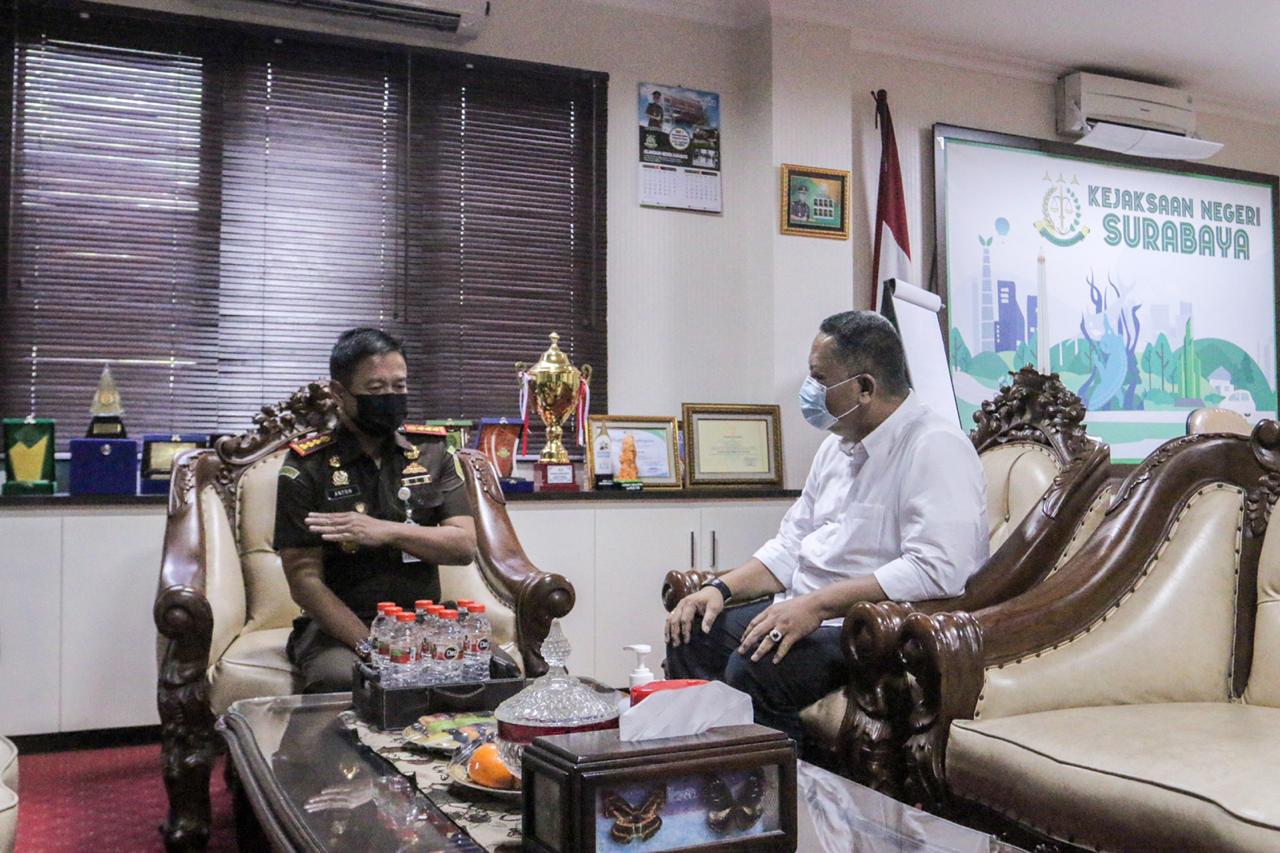 Plt Walikota Surabaya Whisnu Sakti Buana ketika sambangi Kejaksaan Negeri Surabaya. (Foto: Alief Sambogo/Ngopibareng.id)