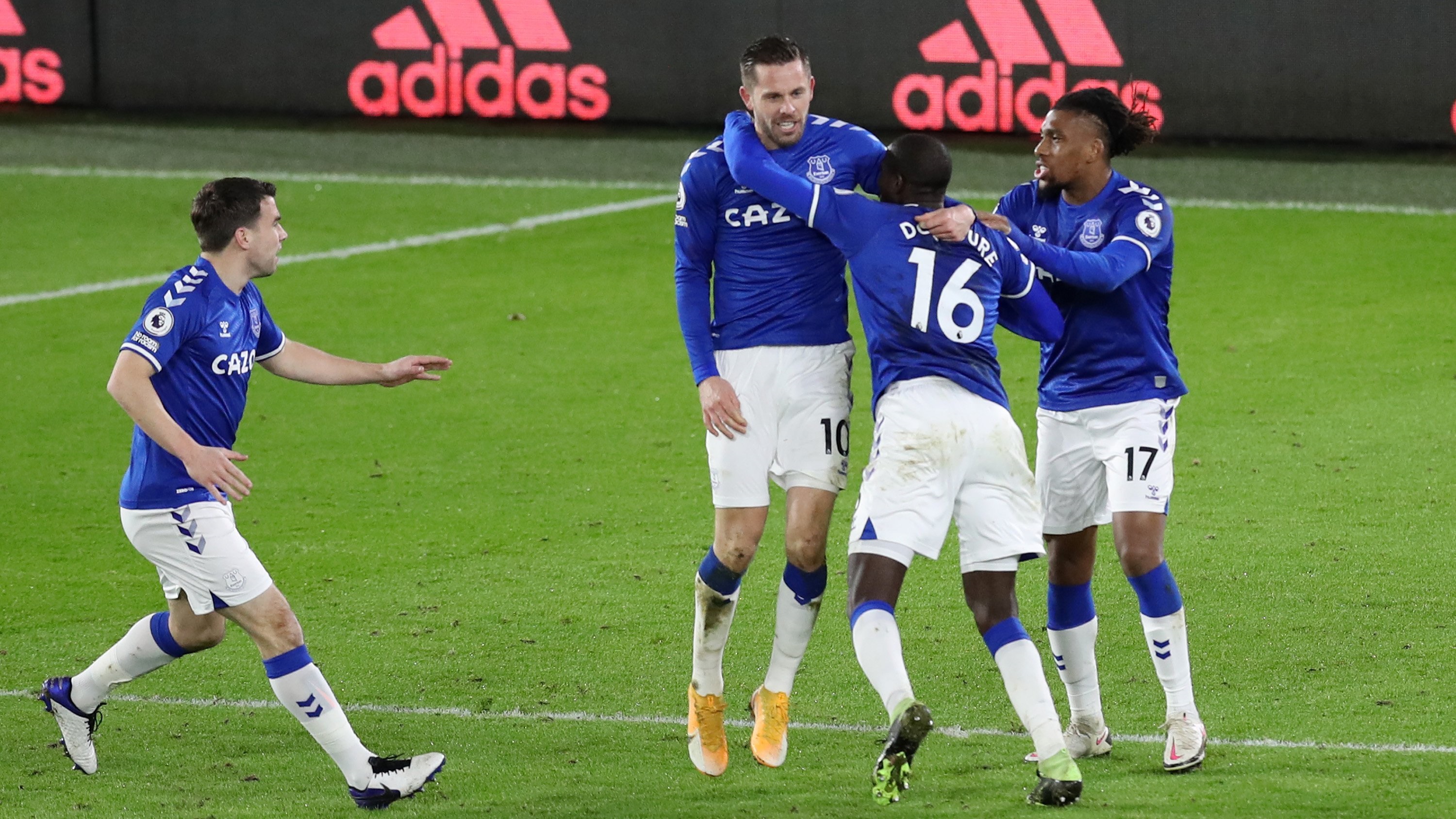 Para pemain Everton saat merayakan gol Sigurdsson ke gawang Sheffield United. (Foto: Twitter/@Everton)