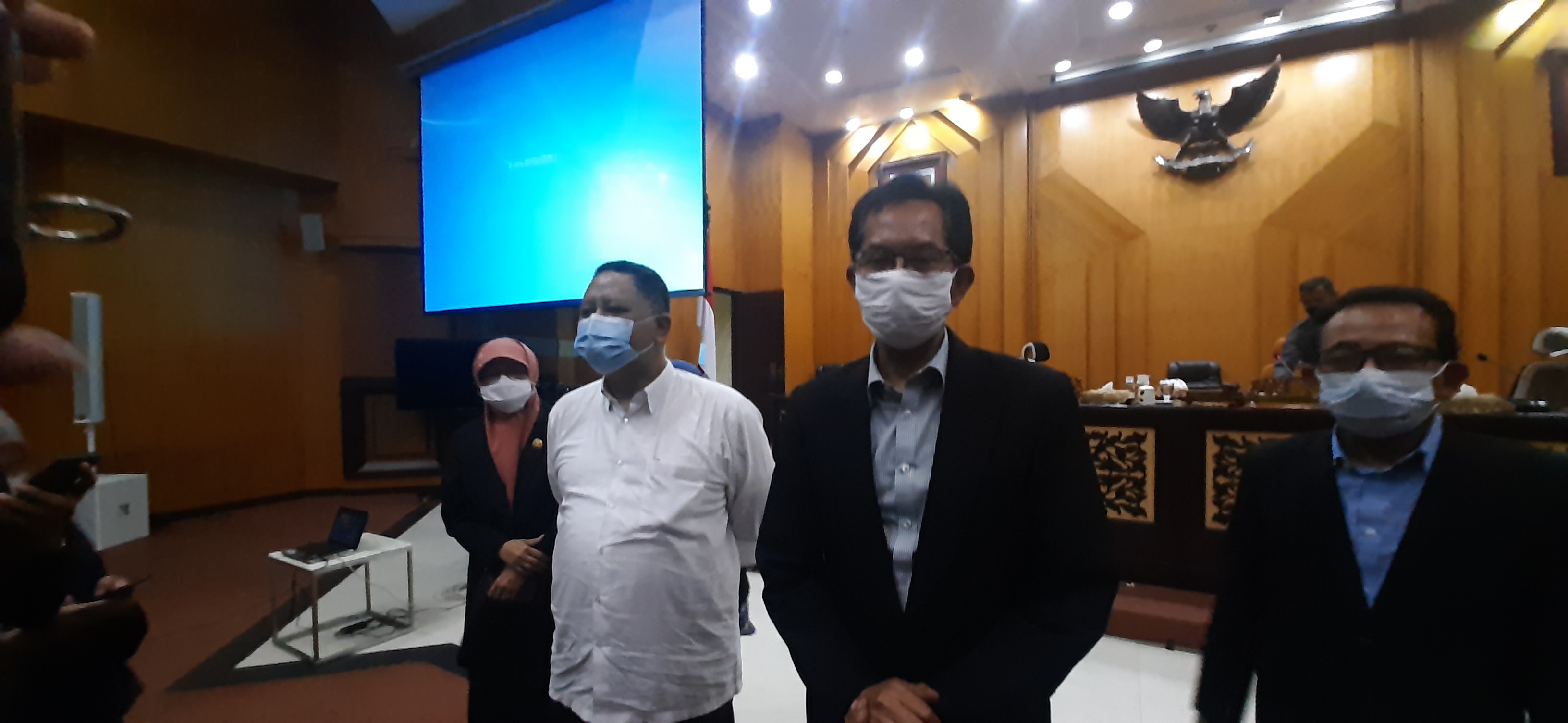 Ketua DPRD Kota surabaya Adi Sutarwijono seusai rapat paripurna DPRD Surabaya. (Foto: Alief Sambogo/Ngopibareng.id)