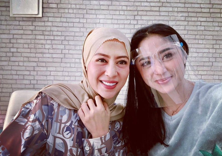Dewi Persik berfoto menggunakan face shield di Instagram. (Instagram)
