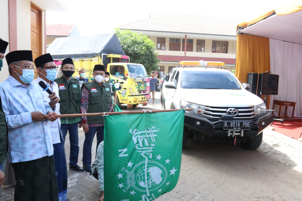 Ketua Umum PBNU KH Said Agil Siraj memberangkatkan bantuan alat kesehatan untuk rumah sakit di Jawa. (Foto: Asmanu)