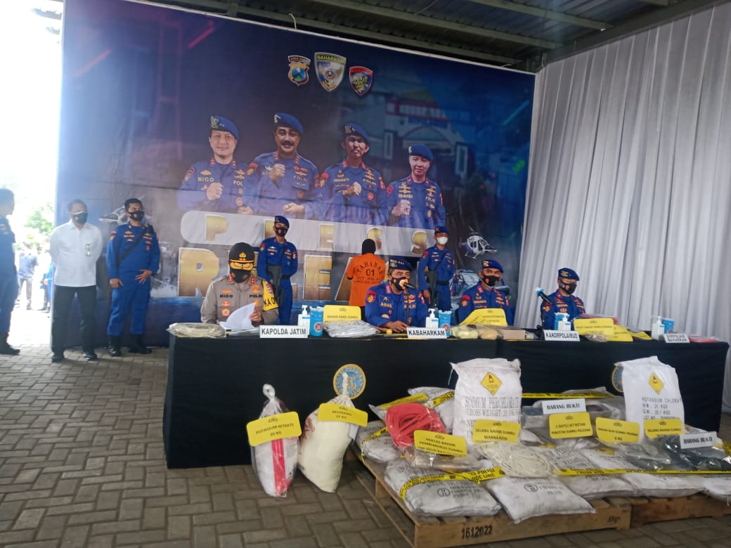 Ditpolairud melakukan rilis pengungkapan gudang penyimpanan 2,4 ton bom ikan di Mako Polairud Polda Jatim, Surabaya, Senin 28 Desember 2020. 