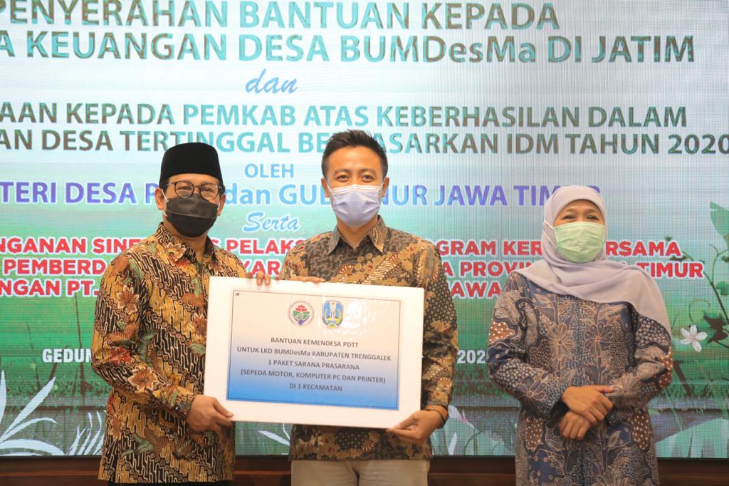 Mendes PDTT Abdul Halim Iskandar (kiri) didampingi Gubernur Jatim Khofifah Indar Parawansa (kanan) memberi bantuan kepada pengelola BUMDesMa di Gedung Negara Grahadi, Surabaya, Senin 28 Desember 2020. 