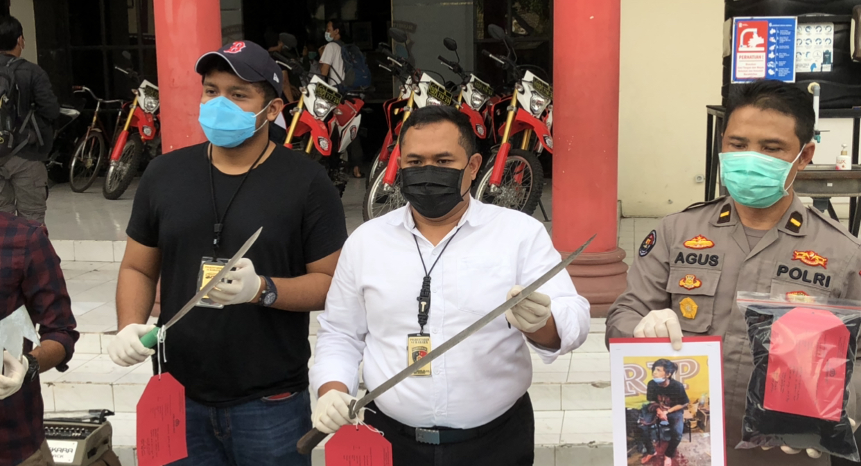 Waka Reskrim Polrestabes Surabaya, AKP Ambuka Yuda Hardi Putra, ketika menunjukan senjata tajam yang digunakan oleh anggota geng motor untuk mengeroyok korbannya (Foto: Andhi Dwi/Ngopibareng.id)