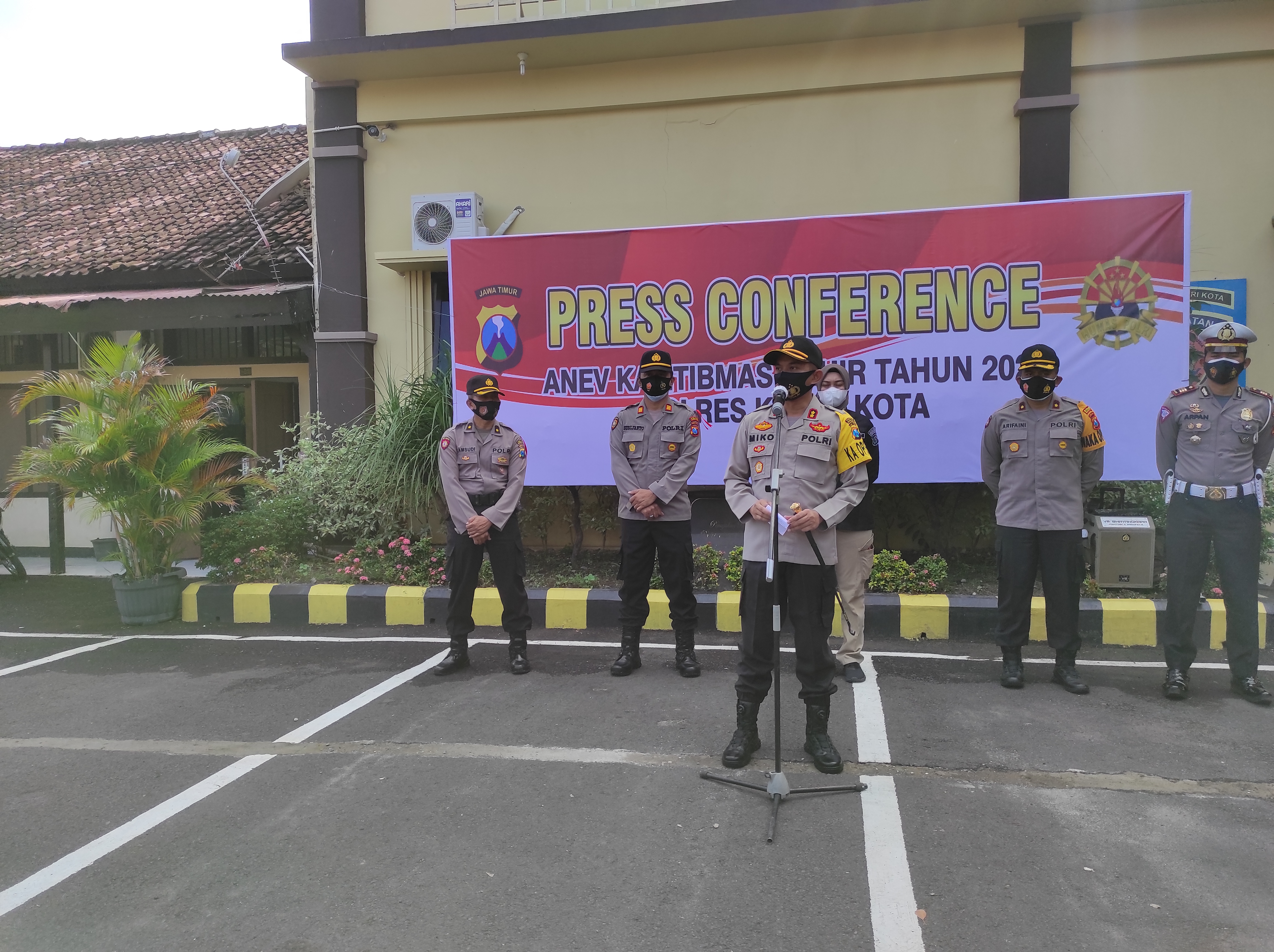 Kapolres Kediri Kota AKBP Miko Indrayana libatkan babinkamtibmas dalam penanggulangan penyebaran covid -19 (fendi/ngopi bareng. Id) 