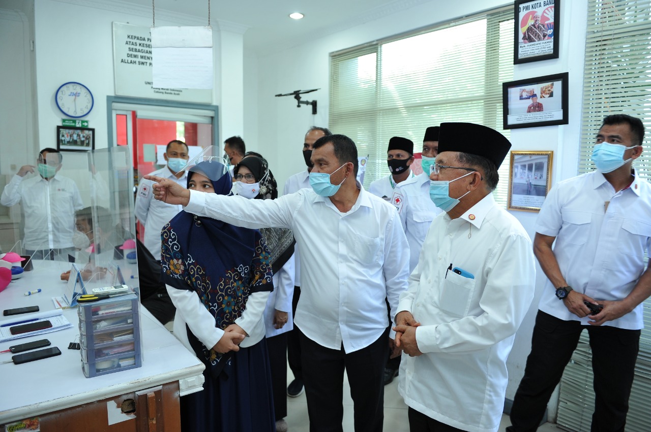 Ketua Umum PMI Pusat Jusuf Kalla, meninjau Fasilitas Unit Doroh Darah PMI Kota Banda Aceh, Selasa 29 Desember 2020. Unit Donor Darah PMI Kota Banda Aceh setiap harinya bisa mengumpulkan 100 kantong darah dari pendonor sukarela untuk melayani 14 rumah sakit yang ada di sekitar Kota Banda Aceh. (Foto: Istimewa)