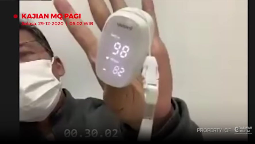 Aa Gym menunjukkan kadar oksigen di dalam darahnya, lewat video Youtubenya. (Youtube)