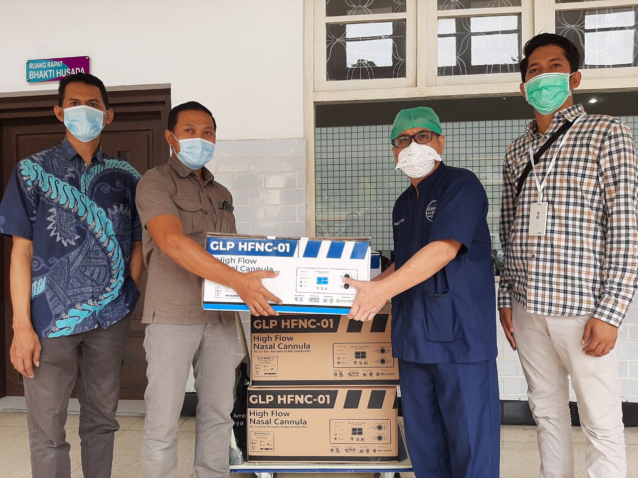 Kepala Humas RSUD Dr Soetomo, Surabaya, dr Pesta Parulian (dua dari kanan) menerima bantuan dua alat HFNC dari Djarum Foundation di RSUD Dr. Soetomo, Surabaya, Rabu 30 Desember 2020.
