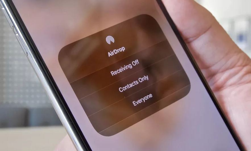 Fitur AirDrop dibuat oleh Apple untuk berkirim file antar perangkat iOS dan macOS secara wireless. (Foto: iPhone)